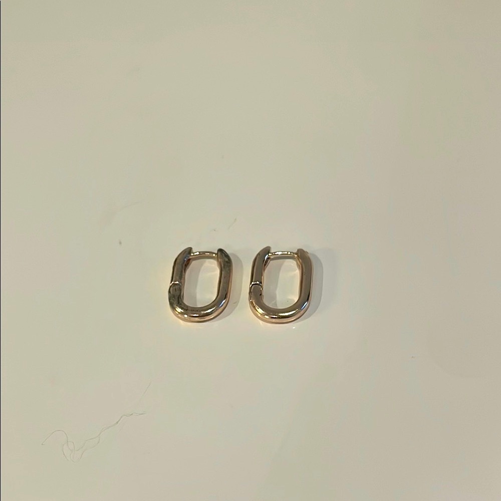 Elegant gold toned Hoop Earrings - Picture 3 of 6